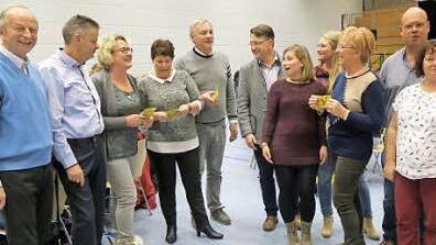 Die Gastgeber mit den G&auml;sten aus Uggiate-Trevano und Ruaudin: Armin Go&szlig;, Philippe Perrier, Rosanna Casartelli, Sylvie Perrier, Fortunato Turcato, Karsten Fischkal, Sophia und Vera Bretting, Rita Lambrughi, Laurent und Flore Martellier (v. l.) Foto: Johanna Blum