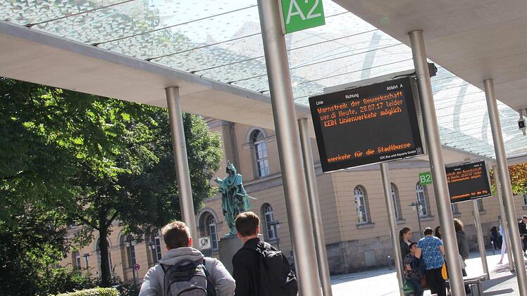 Auf den digitalen Hinweistafeln wurde schon am Donnerstag auf den Streik hingewiesen. Foto: Jochen Berger