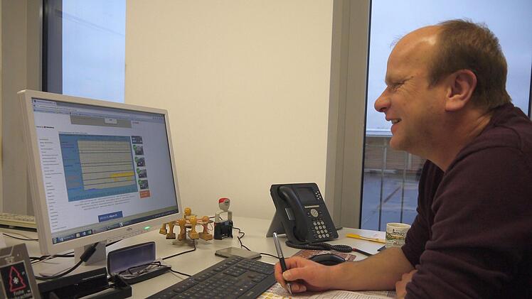 Das gehört auch zum Winterdienst: der Blick von Edelbert Schöpplein auf den aktuellen Wetterbericht.Berthold Köhler