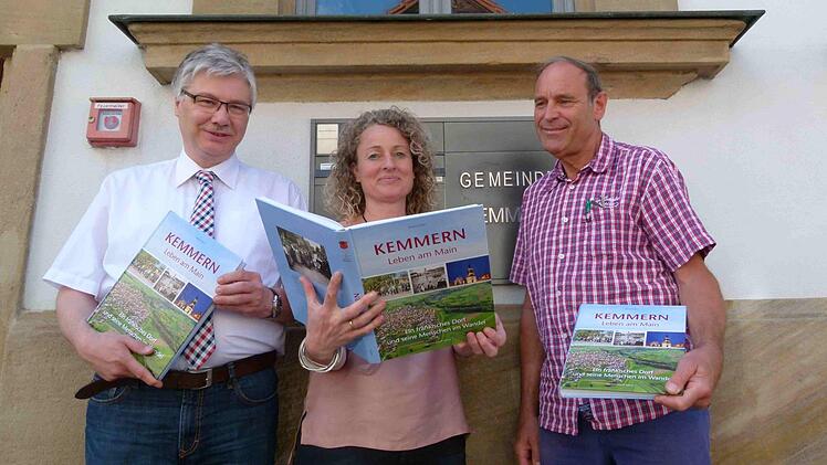 Bürgermeister Rüdiger Gerst (links) mit einem Exemplar der zum Jubiläum herausgegebenen neuen Ortschronik von Kemmern. Das Jubiläum bestimmte das Geschehen in der Gemeinde 2017.Marion Krüger-Hundrup