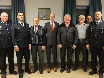 Ehrungen gab es bei der  Freiwilligen Feuerwehr Poppenroth (von links)  Kommandant Gregor Metz und OB Kay Blankenburg (Mitte) mit den geehrten v. li. Ralf Schmitt, Klemens Schmitt, Ulrich Goll, Günther Pfrang, Michael Wimmel, Robert Goll und Alfred Kröckel. Foto Wolfgang Wimmel