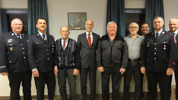 Ehrungen gab es bei der  Freiwilligen Feuerwehr Poppenroth (von links)  Kommandant Gregor Metz und OB Kay Blankenburg (Mitte) mit den geehrten v. li. Ralf Schmitt, Klemens Schmitt, Ulrich Goll, Günther Pfrang, Michael Wimmel, Robert Goll und Alfred Kröckel. Foto Wolfgang Wimmel