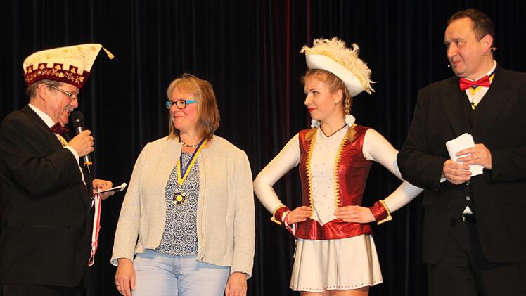 Benno Friedl vom Fastnachtsverband Franken (FVF) ehrte Tanzmariechen Lea Vogl und Doris Küfner für ihren ehrenamtlichen Einsatz mit dem Verbandsorden; rechts  Matthias Foerster, der durchs Programm führte. Foto: Stephan Stöckel