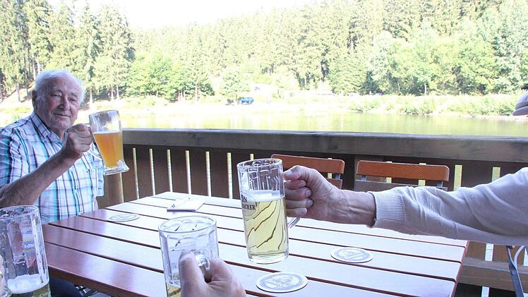 Albin Müller aus Ludwigsstadt stößt gerne auf der urigen Holzterrasse an. Foto: Andreas Schmitt
