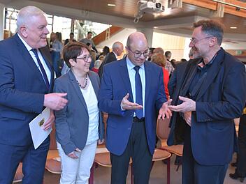 Nach dem offiziellen Teil ging es zu einer lockeren Runde über: Oberbürgermeister Norbert Tessmer, Margitta Feuerpfeil, Stephan Feuerpfeil und Ministerialbeauftragter Harald Vorleuter (von links).  Foto: Gabi Arnold
