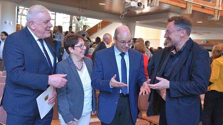 Nach dem offiziellen Teil ging es zu einer lockeren Runde über: Oberbürgermeister Norbert Tessmer, Margitta Feuerpfeil, Stephan Feuerpfeil und Ministerialbeauftragter Harald Vorleuter (von links).  Foto: Gabi Arnold