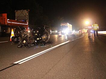 T&ouml;dlicher Motorradunfall auf Autobahn: Biker wird nach Kollision von Autos &uuml;berrollt