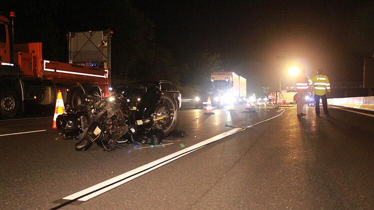 T&ouml;dlicher Motorradunfall auf Autobahn: Biker wird nach Kollision von Autos &uuml;berrollt