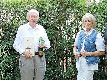 Seit 1971 ist der Berliner Horst Reichert (Zweiter von links) Gast von Hermine Harten (Zweite von rechts) im "Weißen Rößl". Dem Dauerurlauber in Stadtsteinach gratulierten jetzt Bürgermeister Roland Wolfrum (rechts) und Tourismus-Manager Max Haueis.