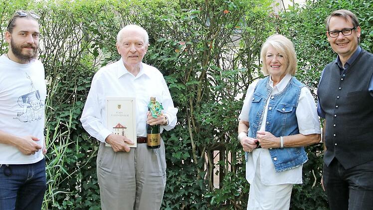 Seit 1971 ist der Berliner Horst Reichert (Zweiter von links) Gast von Hermine Harten (Zweite von rechts) im "Weißen Rößl". Dem Dauerurlauber in Stadtsteinach gratulierten jetzt Bürgermeister Roland Wolfrum (rechts) und Tourismus-Manager Max Haueis.
