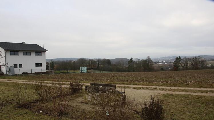 Blick auf das Gelände in Untersiemau, das das künftige Baugebiet "Weißenbrunner Höhe" darstellt