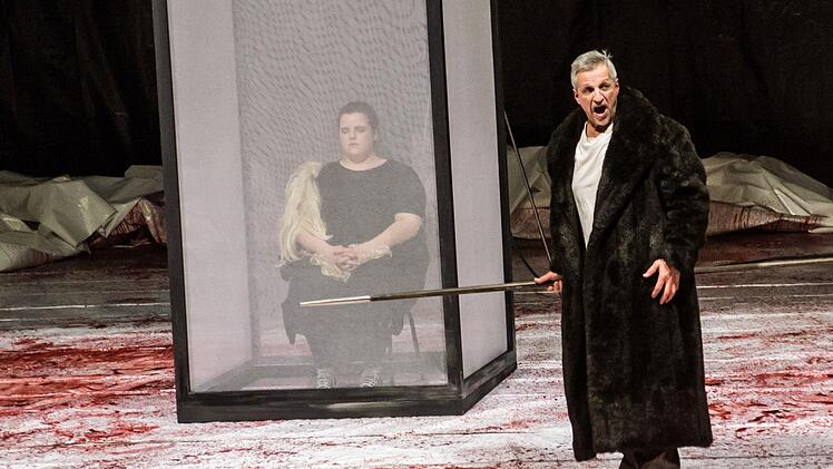 Wotans Abschied am Landestheater Coburg: Probenszene aus dem 3. Akt von Wagners "Walküre" mit Asa Jäger als Brünnhilde und Michael Lion als Wotan.Foto: Jochen Berger
