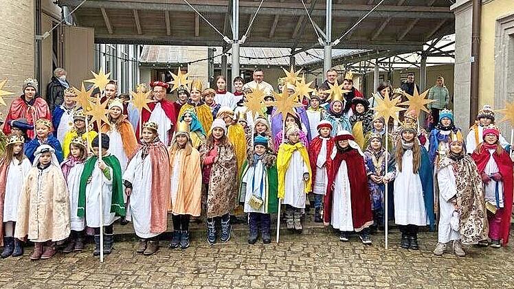 Vor der Pfarrkirche in Neunkirchen am Brand wurden die Sternsinger ausgesandt.