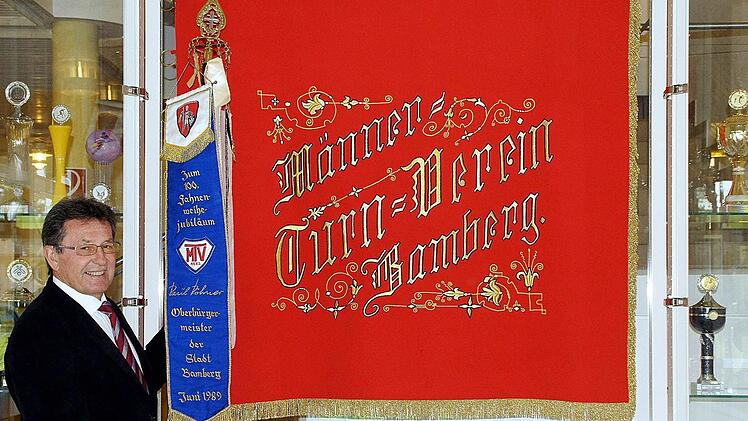 Peter Röckelein, der Vorsitzende des MTV, präsentiert die  neue Fahne: Eine Nachbildung des Originals, das ins Archiv   wanderte.  Fotos: MTV