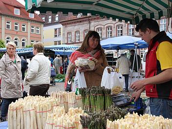Der frische Spargel von Matthias Knaup aus Röthlein fand beim Grünen Markt zahlreiche Abnehmer. Fotos: Markus Reeh