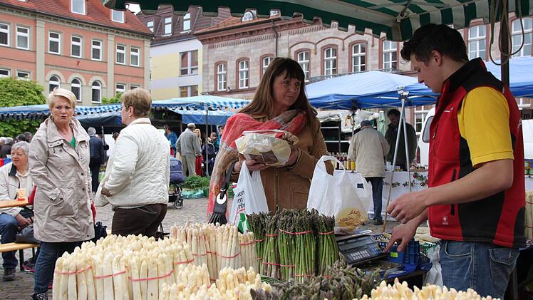Der frische Spargel von Matthias Knaup aus Röthlein fand beim Grünen Markt zahlreiche Abnehmer. Fotos: Markus Reeh