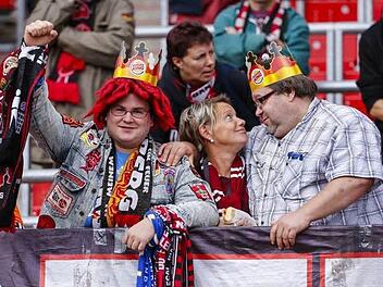 Schau mir in die Augen: Laut einer Umfrage sind die Anhänger des 1. FC Nürnberg nicht nur ihrem Verein, sondern auch ihren Frauen am treuesten.  Foto: imago
