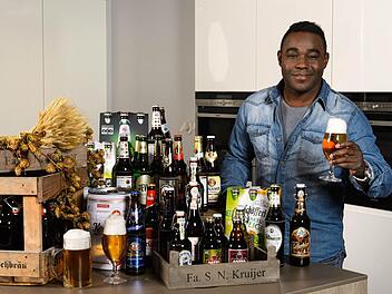 Koch Neslon testet im ZDF verschiedene Biersorten. Foto: Willi Weber/ZDF