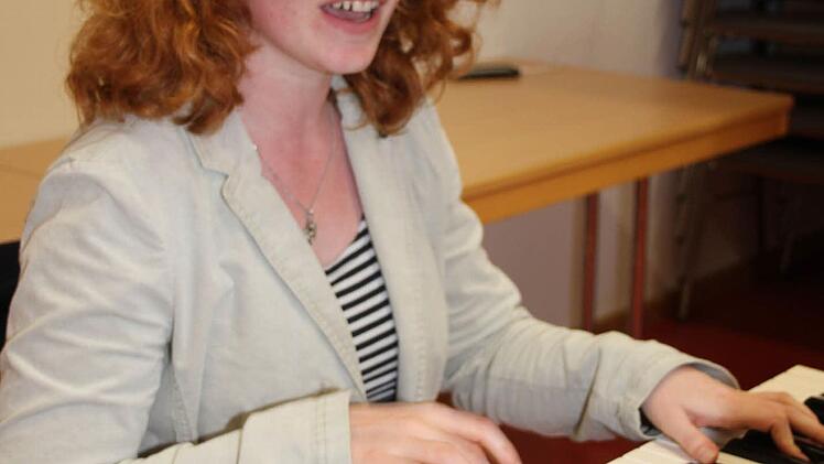 Pia Hempfling leitet den Chor der Feuerwehr Stadtsteinach seit 2009. Foto: Sonny Adam