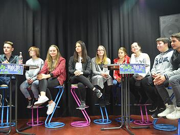 Die Kandidaten für das Höchstadter Jugendparlament präsentierten sich der Öffentlichkeit und stellten sich den Fragen von Jugendpflegerin Julia Weiland (von links): Jens Buddenberg, Vanessa Heinrich, Jessica Hofmann, Celine Kauper, Hanna Langer, Céline Feuerlein, Alisa Rogner, Nick Engelhardt, Daniel Mahr.  Foto: Larissa Händel