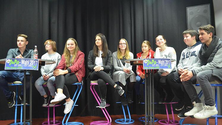 Die Kandidaten für das Höchstadter Jugendparlament präsentierten sich der Öffentlichkeit und stellten sich den Fragen von Jugendpflegerin Julia Weiland (von links): Jens Buddenberg, Vanessa Heinrich, Jessica Hofmann, Celine Kauper, Hanna Langer, Céline Feuerlein, Alisa Rogner, Nick Engelhardt, Daniel Mahr.  Foto: Larissa Händel