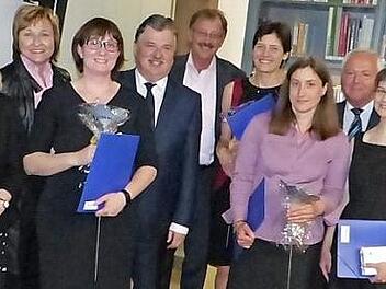 Vier Fachkräfte für Ernährung und Hauswirtschaft schlossen mit einem Notenschnitt von 1,22 sowie 1,33 ab. Von links: Ursula Willenberg und Christine Seemüller-Kohles, Anita Sack, Sabine Mertel, Landrat Klaus Peter Söllner, Bürgermeister Stefan Schaffranek, Sonja Popp, Andrea Kraus, stellvertretender Landrat Helmut Fischer (Lichtenfels), Eva Mohrand und stellvertretender Landrat Bernd Steger (Kronach). Foto: Klaus-Peter Wulf