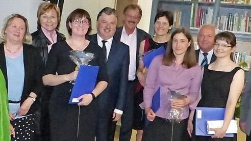 Vier Fachkräfte für Ernährung und Hauswirtschaft schlossen mit einem Notenschnitt von 1,22 sowie 1,33 ab. Von links: Ursula Willenberg und Christine Seemüller-Kohles, Anita Sack, Sabine Mertel, Landrat Klaus Peter Söllner, Bürgermeister Stefan Schaffranek, Sonja Popp, Andrea Kraus, stellvertretender Landrat Helmut Fischer (Lichtenfels), Eva Mohrand und stellvertretender Landrat Bernd Steger (Kronach). Foto: Klaus-Peter Wulf