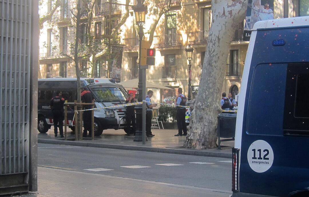 Lieferwagen fährt in Barcelona in Menschenmenge