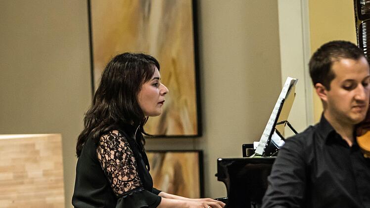 Die Coburger Erstaufführung der "Misa Tango" lockte zahlreiche Zuhörer in die Morizkirche. Unter der Leitung von Antoinetta Bafas beeindruckte der "Chor Unerhört" gemeinsam mit den Vokalsolisten Joana Tautu und Marcello Mejia-Mejia.Foto: Jochen Berger