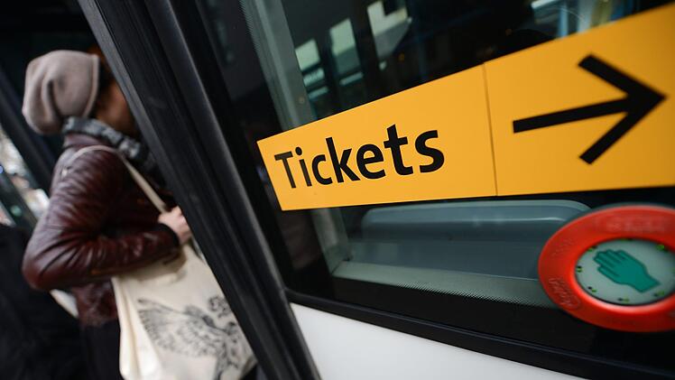 Bus und Bahn fahren für 9 Euro: Das soll durch das Entlastungspaket der Regierung bald möglich werden.