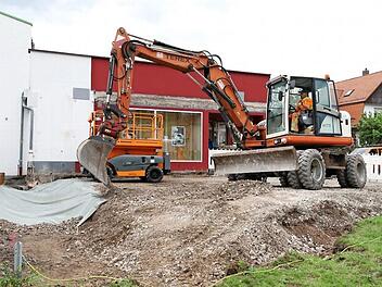 Derzeit wird am "Denn's Biomarkt" erweitert, Werbeanlagen geschaffen und ein Grünbereich angelegt. Foto: Marian Hamacher