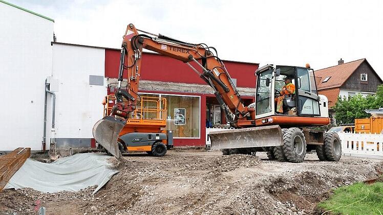 Derzeit wird am "Denn's Biomarkt" erweitert, Werbeanlagen geschaffen und ein Grünbereich angelegt. Foto: Marian Hamacher