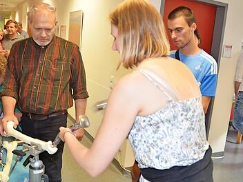 In der Orthopädie und Unfallchirurgie ging es an die Knochen. Eine Hüftprothese einsetzen ist harte Arbeit, wie die Gäste selbst nachvollziehen durften.  Foto: K.- H. Hofmann