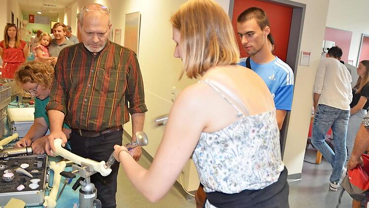 In der Orthopädie und Unfallchirurgie ging es an die Knochen. Eine Hüftprothese einsetzen ist harte Arbeit, wie die Gäste selbst nachvollziehen durften.  Foto: K.- H. Hofmann