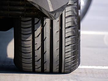Die A9 musste gesperrt werden: Ein Kleintransporter hatte ein Rad verloren und sorgte dadurch für ein Trümmerfeld auf der Autobahn. Ein Auto wurde getroffen. Symbolfoto: MikesPhotos/pixabay.com Die A9 musste gesperrt werden: Ein Kleintransporter hatte ein Rad verloren und sorgte dadurch für ein Trümmerfeld auf der Autobahn. Ein Auto wurde getroffen. Symbolfoto: MikesPhotos/pixabay.com