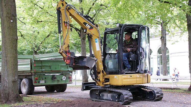 Ein Bagger bringt neue Erde auf die Beete auf. Foto: Benedikt Borst