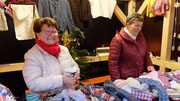 Die ehemalige stellvertretende Landrätin Magdalena Dünisch (links) hat mit ihrem Strickkreis Handarbeiten für den guten Zweck verkauft. Foto: Philipp Bauernschubert