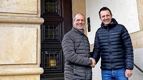 Arnt-Uwe Schille, Vorsitzender des Fördervereins für das Sonnenhaus in Lichtenfels (links) und Erster Bürgermeister Andreas Hügerich.
