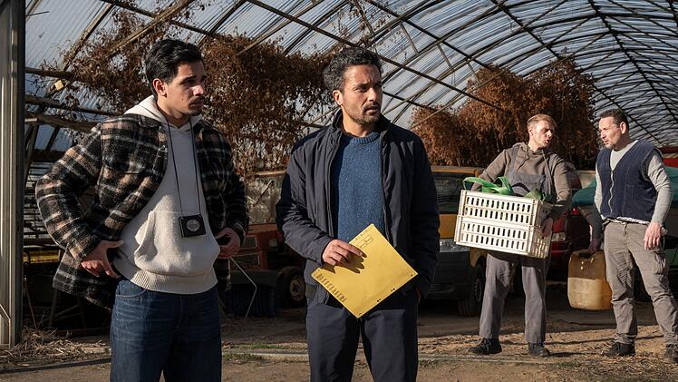 Samir Amari (Skandar Amini, links) und David Gr&uuml;nbaum (Omar El-Saeidi, zweiter von links) geraten in einen Skandal um illegale M&uuml;llentsorgung.