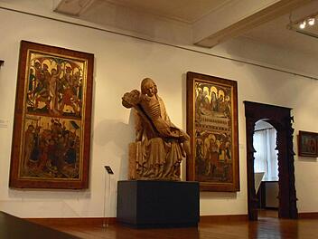 Gibt es auch in den Beständen der Coburger Kunstsammlungen Exponate mit unklarer Herkunft? Das soll ein Forschungsprojekt klären. Zum unstrittigen Altbestand dagegen zählt die Coburger Pieta (Mitte) aus dem 14. Jahrhundert. Foto: Archiv/Jochen Berger