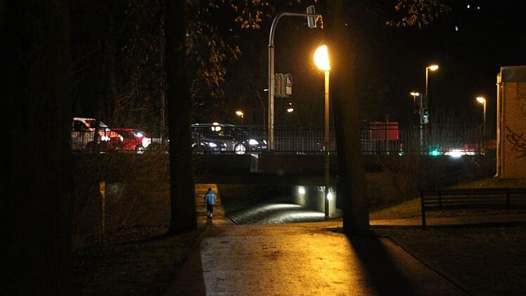 Fußweg unter der Alexandrinenbrücke.