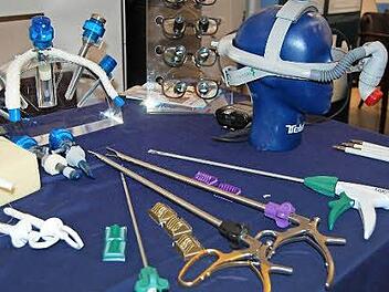 Am Rande des Chirurgenkongresses zeigen Aussteller chirurgische Geräte. Fotos: Sigismund von Dobschütz