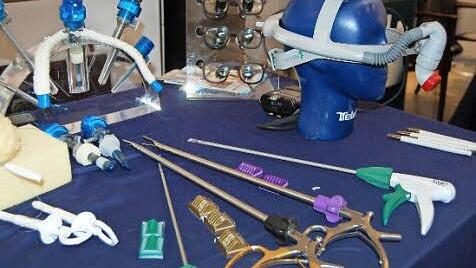 Am Rande des Chirurgenkongresses zeigen Aussteller chirurgische Geräte. Fotos: Sigismund von Dobschütz