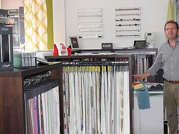 Heiko Erhard führt in Rannungen ein Raumausstattergeschäft. Meist steht er im Laden. Für handwerkliches Arbeiten bleibt ihm nach eigenem Bekunden zu wenig Zeit.  Fotos: Dieter Britz