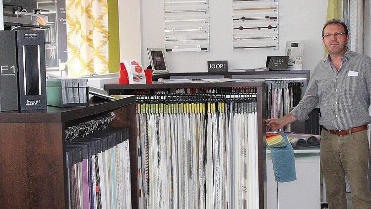 Heiko Erhard führt in Rannungen ein Raumausstattergeschäft. Meist steht er im Laden. Für handwerkliches Arbeiten bleibt ihm nach eigenem Bekunden zu wenig Zeit.  Fotos: Dieter Britz