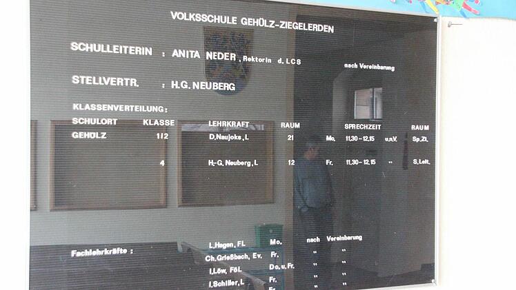 Die Hinweistafel für die Schulleitung hängt noch.  Foto: Friedwald Schedel