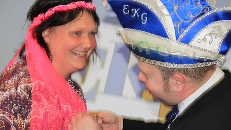 Horst Amon ehr Monika Kübrich für elfjährige EKG-Mitgliedschaft. Foto: Matthias Einwag