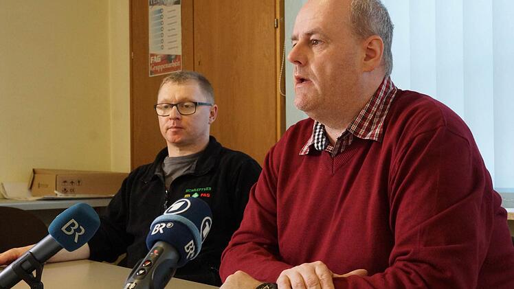 Mark Hermann und Michael Walter erläutern den Interessenausgleich aus Sicht des Betriebsrats.Foto: Arkadius Guzy