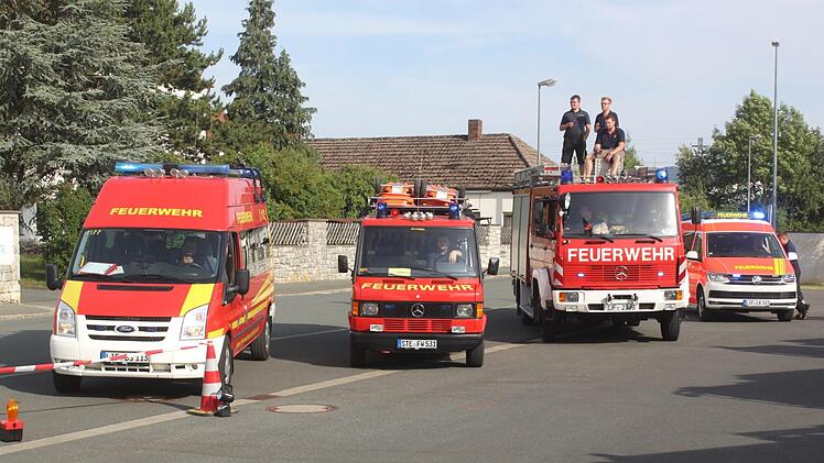 Zum Empfang des neuen Fahrzeugs wurden die anderen Wagen vor dem Feuerwehrhaus aufgereiht. Foto: Matthias Einwag