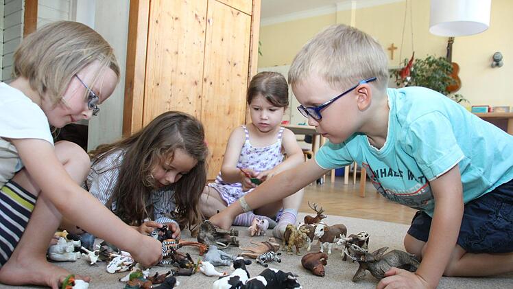 Hanna, Enna, Therese und Jakob (von links) freuen sich über die Schleich-Tierchen, die der Kindergarten St. Stephan in Bamberg über die Spenden-App erhalten hat. Foto: Sebastian Martin